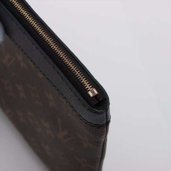 Louis Vuitton Daily Pouch - Picture 8 of 11